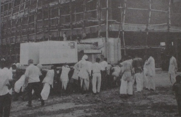 The IBM 1620, being carried to IITK 